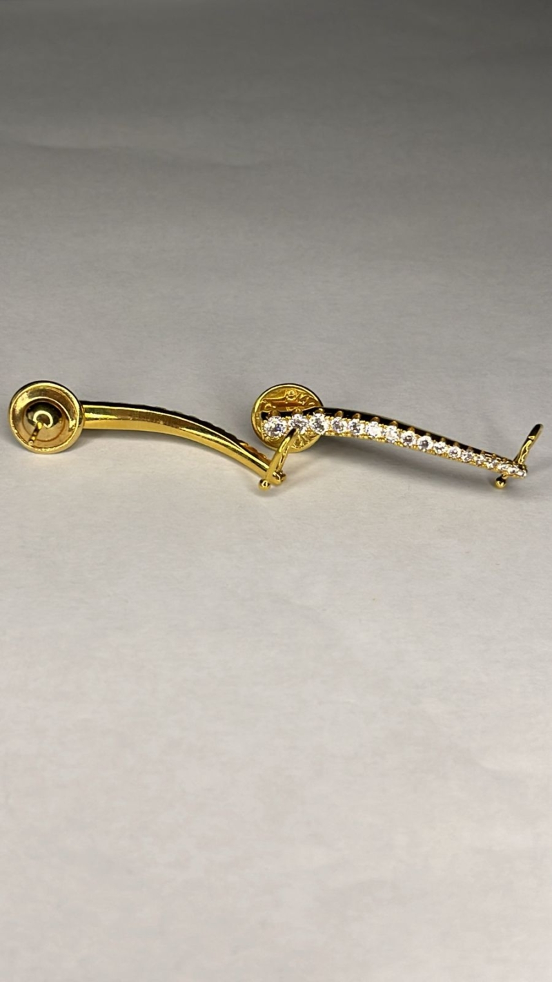 Brinco Ear Cuff Fino Dourado com Zircônias