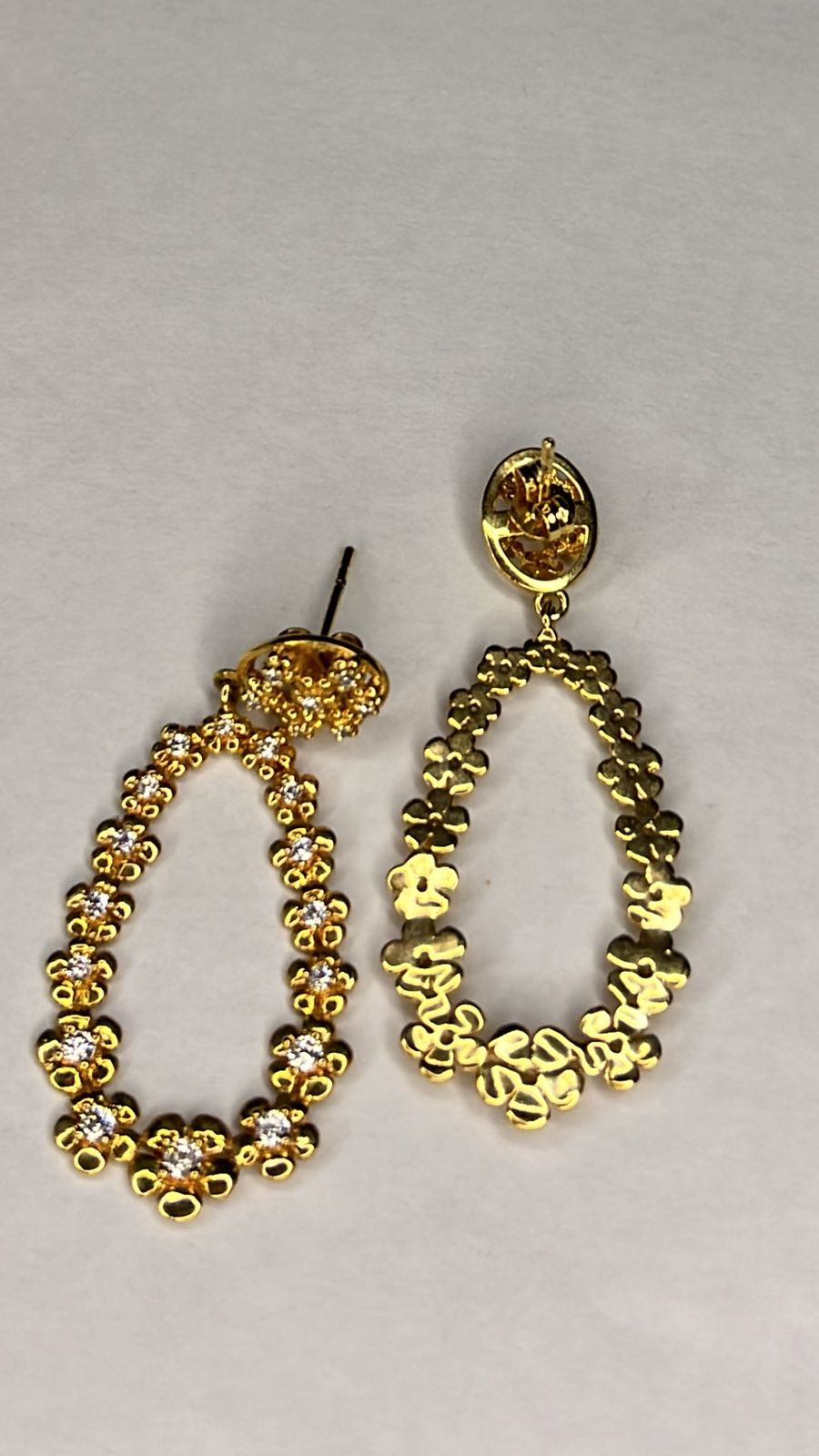 Brinco Gota Dourada Floral com Zircônias