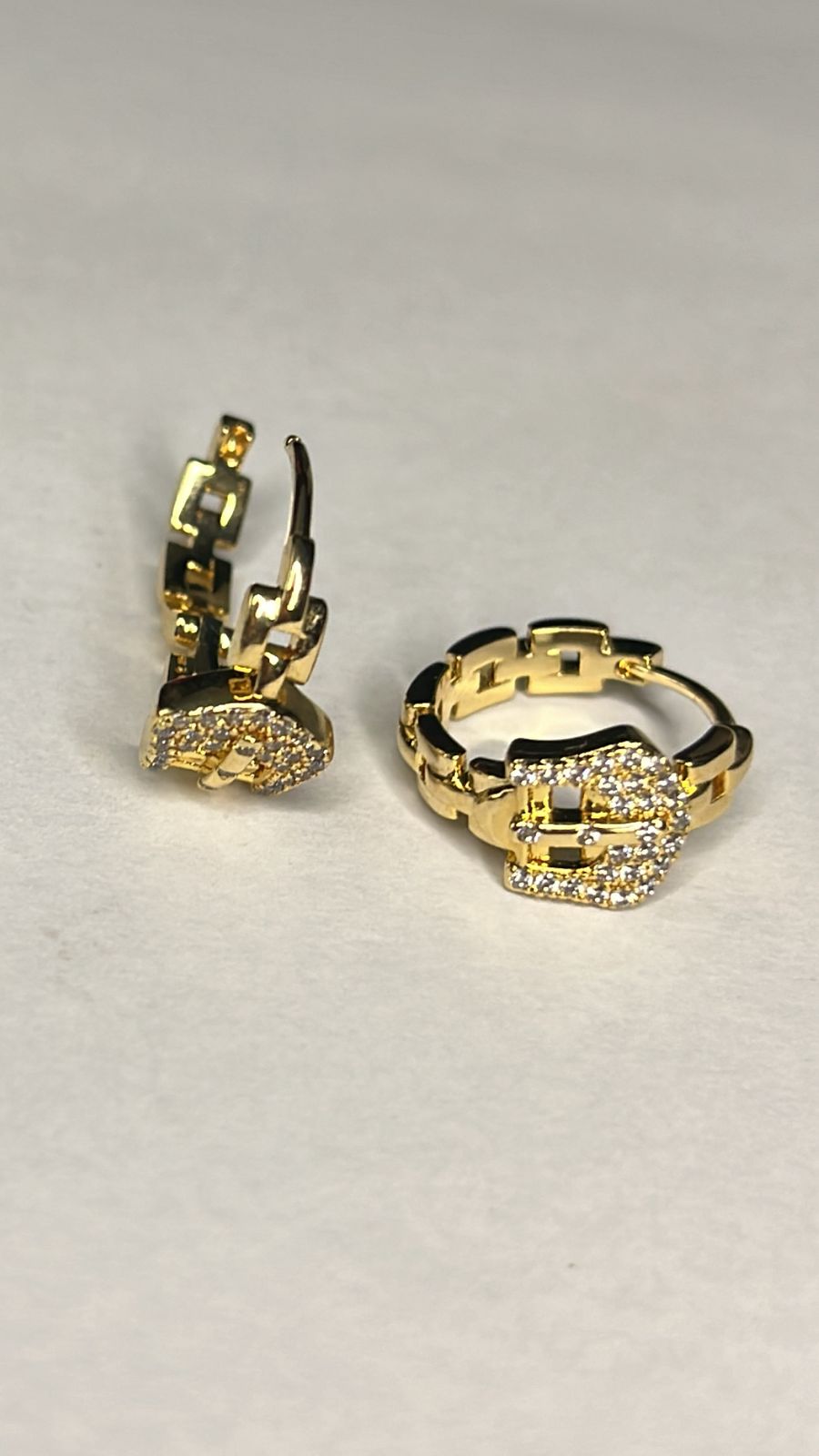 Brinco Argola Dourada Fivela com Zircônias