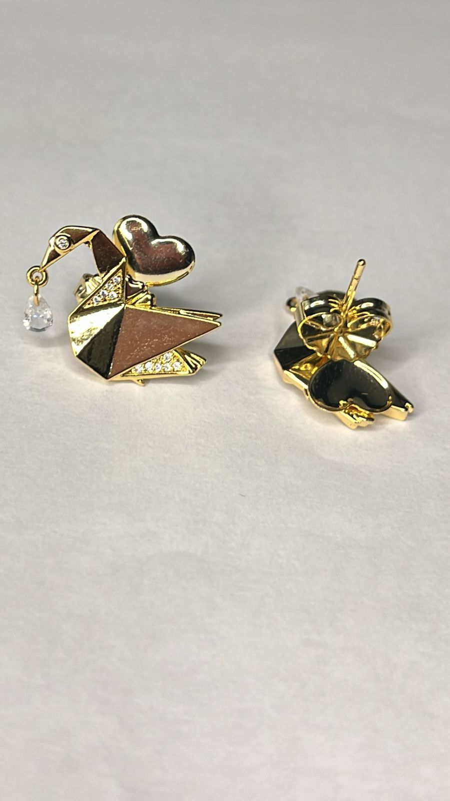 Brinco Cisne Dourado com Coração e Gota de Zircônia