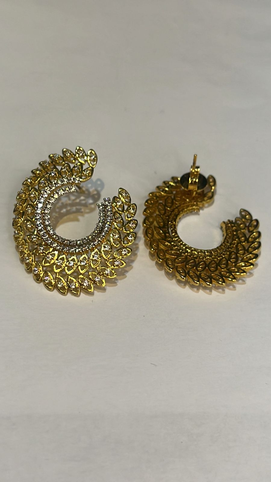 Brinco Meia-Lua Rendada Cravejada