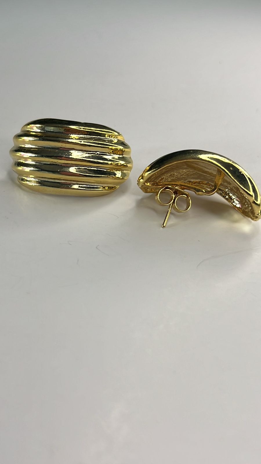 Brinco Curva Dourada Escultural