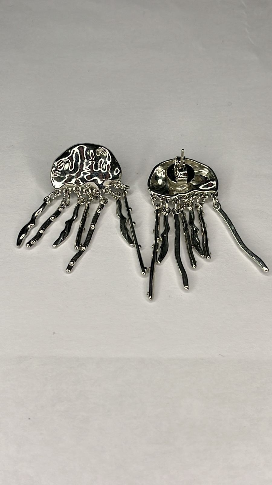 Brinco Água-Viva com Tentáculos Pendurados