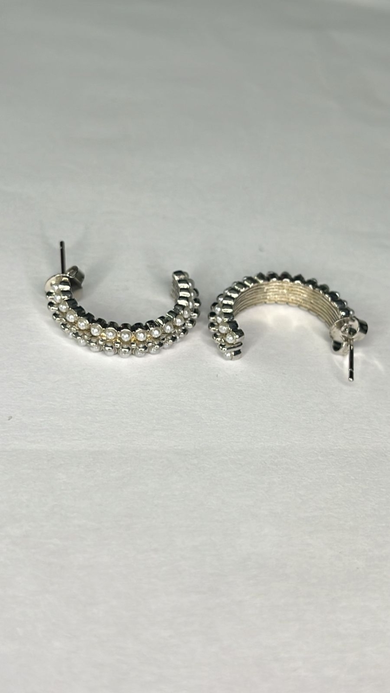 Brinco Meia-Argola Texturizada com Micro-Pérolas