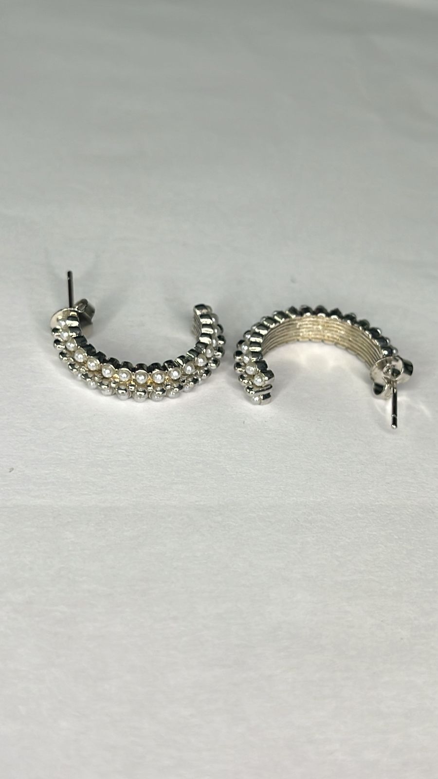 Brinco Meia-Argola Texturizada com Micro-Pérolas