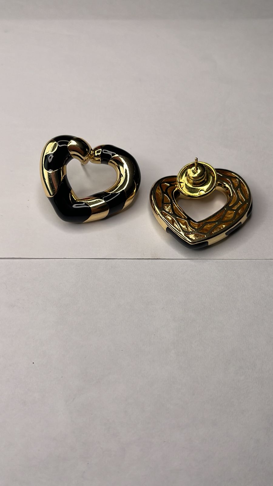 Brinco coração preto com detalhes dourado