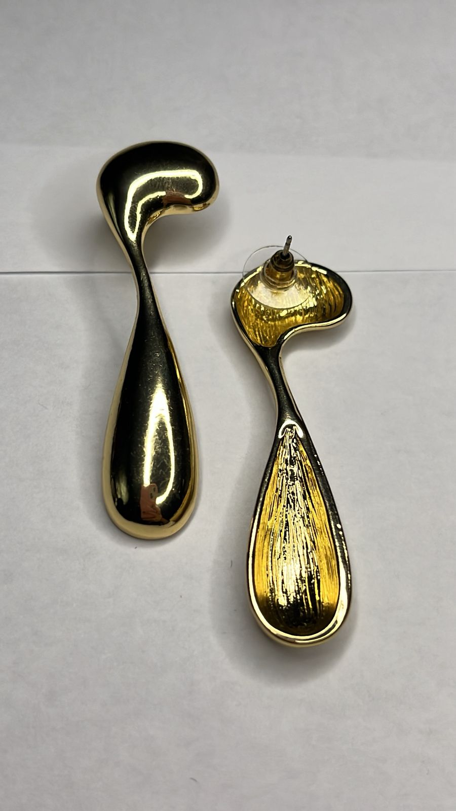 Brinco Gota Dourada Esculpida