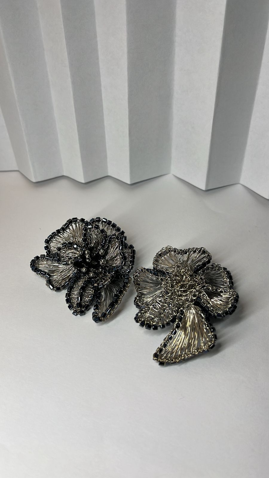 Brinco Flor Noir Prata